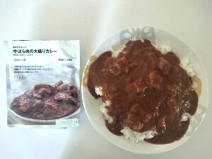 無印良品 牛ばら肉の大盛りカレーのレビュー評価【肉の味を活かしきれず…】★3.9